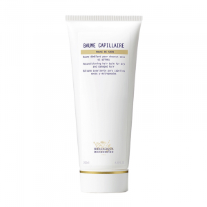 Véritable réponse aux problèmes des cheveux secs et abîmés, le Baume Capillaire un soin triple-action : demêlant, gainant et protecteur. Il resserre les écailles des cuticules tout en gainant les cheveux sensibilisés par les agressions extérieures. Il fac