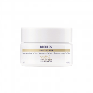 Biokiss est un soin régénérant d'exception, il nourrit les lèvres desséchées et lisse les rugosités labiales. Ses propriétés antioxydantes et apaisantes protègent les lèvres des agressions extérieures pour les rendre plus confortables et plus douces.