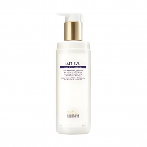 Démaquillant riche, le Lait E.V. élimine efficacement les impuretés et le maquillage, même le plus résistant, tout en relipidant les zones les plus sèches du visage. Ses principes actifs aident à prévenir le dessèchement de la peau, en particulier pour le