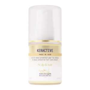 Kéractive lisse les écailles du cheveu pour préserver son intégrité : celui-ci est alors protégé des agressions extérieures (chaleur, soleil, baignade, humidité, etc.). 