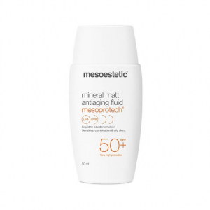 Mesoestetic Mineral Matt Antiaging Fluid SPF 50+ formulé avec des particules matifiantes aidant à réduire la brillance et la production de sébum, cet écran solaire innovant protège la peau contre les rayons UVA, UVB, IR et HEV.