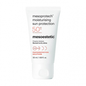 Mesoestetic Mesoprotech Moisturizing Sun Protection a une très haute protection solaire SPF50+ pour les peaux sèches et sensibles. Avec des propriétés hydratantes, évite la perte d'eau épidermique et maintient un niveau d'hydratation optimal.