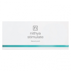La formule avancée de Nithya Stimulate à base de tétrapeptyde-2, de collagène hydrolysé et d'hyaluronate de sodium hydrate et stimule la fermeté de la peau, ralentissant les signes du vieillissement.