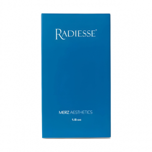 Radiesse® est un produit de comblement dermique injectable qui ajoute temporairement du volume pour aider à lisser et réduire les rides du visage modérées à sévères et donne un effet liftant et raffermissant immédiat sur la peau.