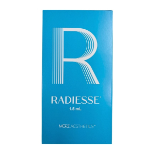Radiesse® est un produit de comblement dermique injectable qui ajoute temporairement du volume pour aider à lisser et réduire les rides du visage modérées à sévères et donne un effet liftant et raffermissant immédiat sur la peau.