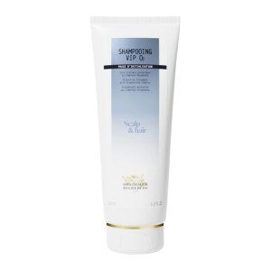 Le Shampooing VIPO2, soin capillaire anti-pollution, élimine les particules polluantes et protège le cuir chevelu des agressions extérieures pour un cuir chevelu plus sain et brillant. 