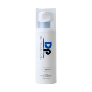 TRI-PHASE CLEANSER de Dp Dermaceuticals en fait un produit très agréable à utiliser. Le baume soyeux apaise la peau dès l’application.