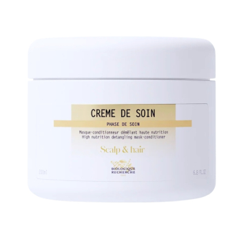 Crème de Soin offre une performance optimale, combinant l’action nourrissante et réparatrice d’un masque avec l’action démêlante d’un après-shampoing.