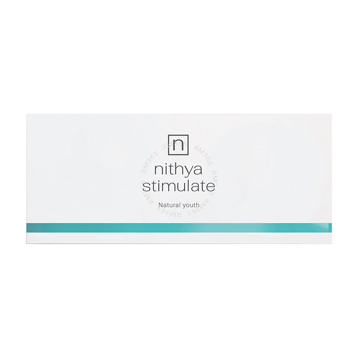 La formule avancée de Nithya Stimulate à base de tétrapeptyde-2, de collagène hydrolysé et d'hyaluronate de sodium hydrate et stimule la fermeté de la peau, ralentissant les signes du vieillissement.