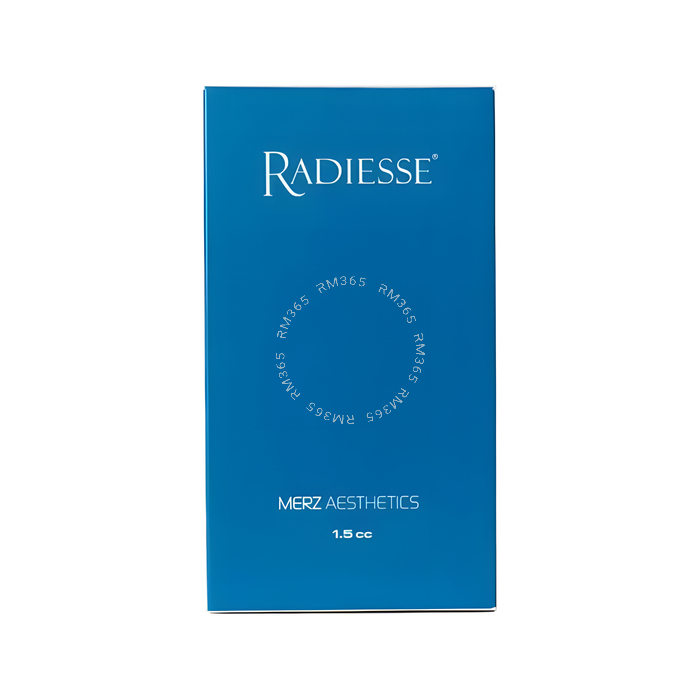 Radiesse® est un produit de comblement dermique injectable qui ajoute temporairement du volume pour aider à lisser et réduire les rides du visage modérées à sévères et donne un effet liftant et raffermissant immédiat sur la peau.